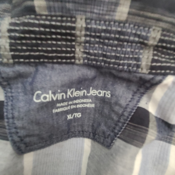 Calvin Klein button down T - Picture 3 of 3
